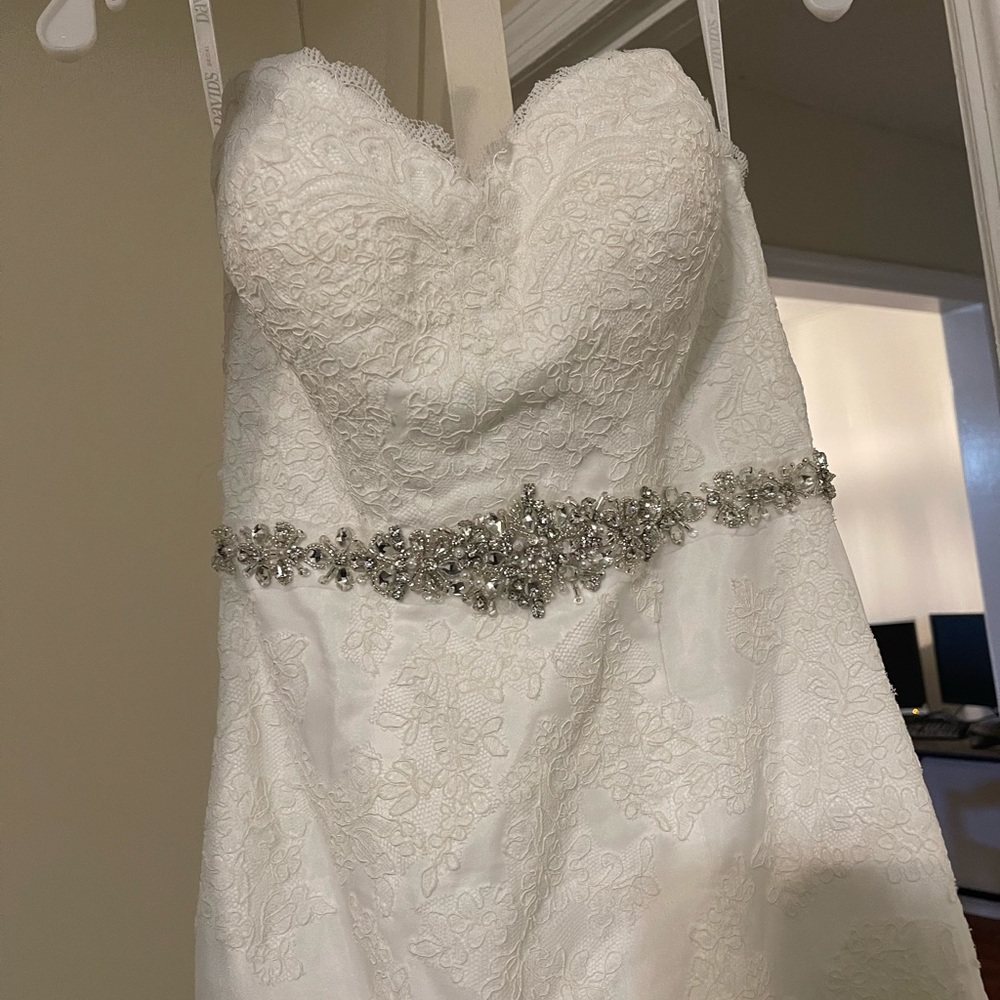 Brand new received it from a photo shoot I did and now it doesn’t fit me